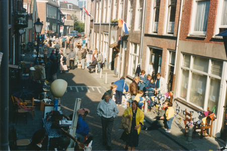 862609 Gezicht in de Bergstraat in Wijk C te Utrecht, waar op Koninginnedag een vrijmarkt gehouden wordt.
